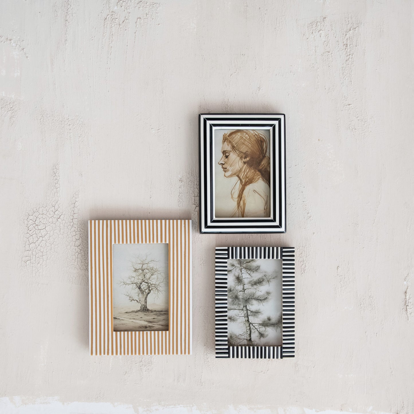 Frame  MDF & Resin Ribbed Black & White Holds 4" x 6" Photo